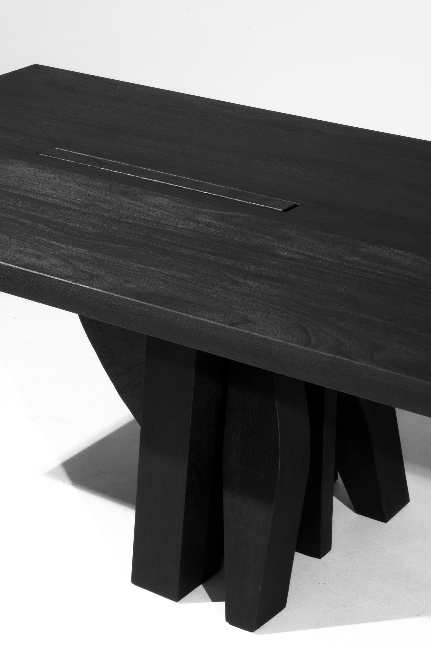 Umbo Dining Table