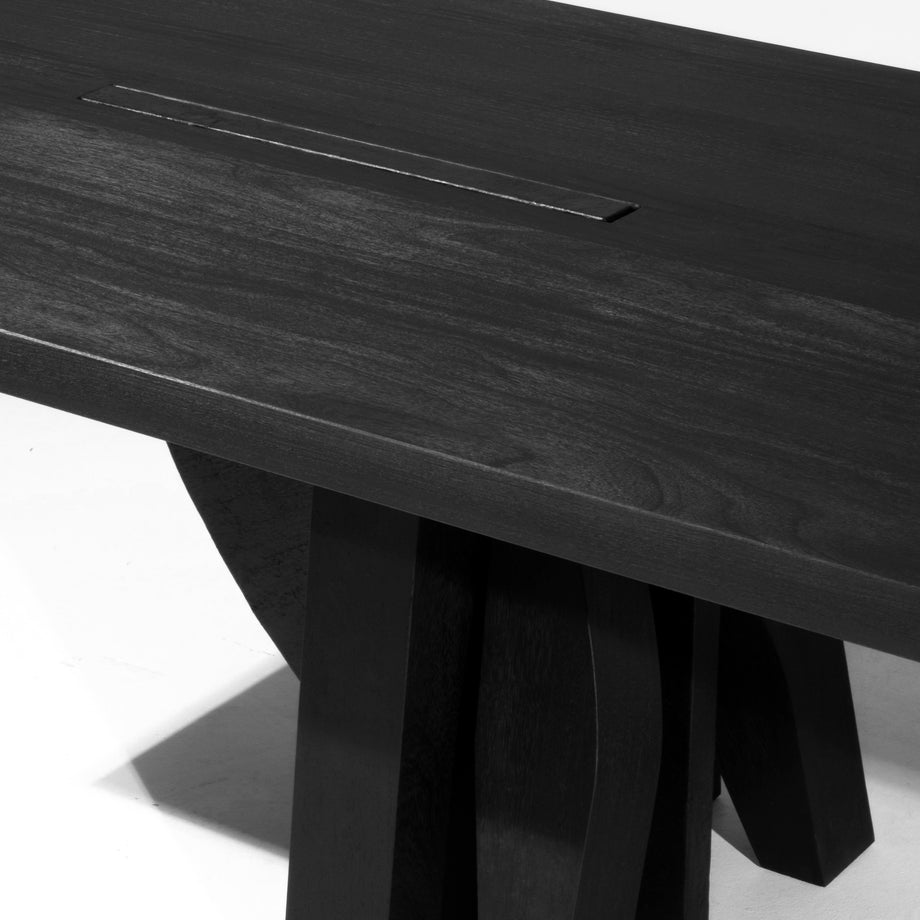Umbo Dining Table